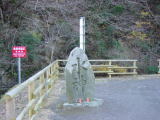 江戸時代の「水神の碑」が利府周辺には多くあります。写真は利府森郷にある碑です。その斜面上方には「惣の関ダム」が位置しています。昔から水源地として守られていたのでしょうか